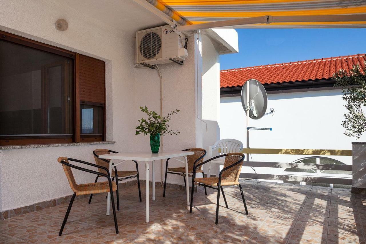 Apartment Milka By The Sea Karlobag Kültér fotó