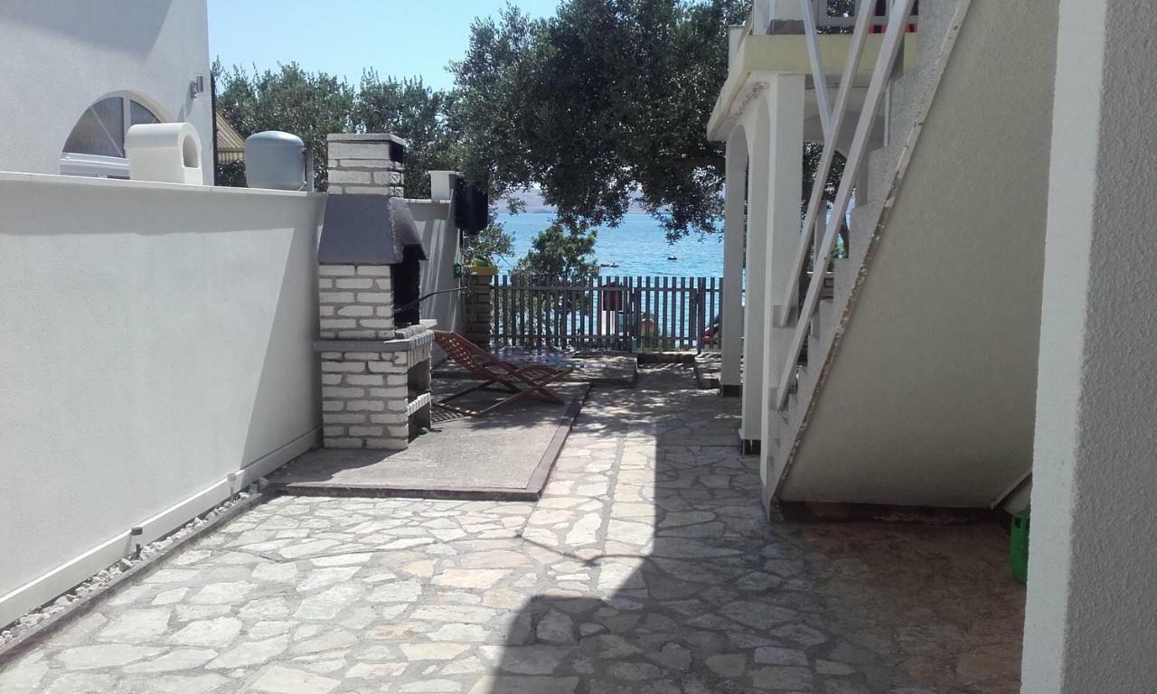 Apartment Milka By The Sea Karlobag Kültér fotó